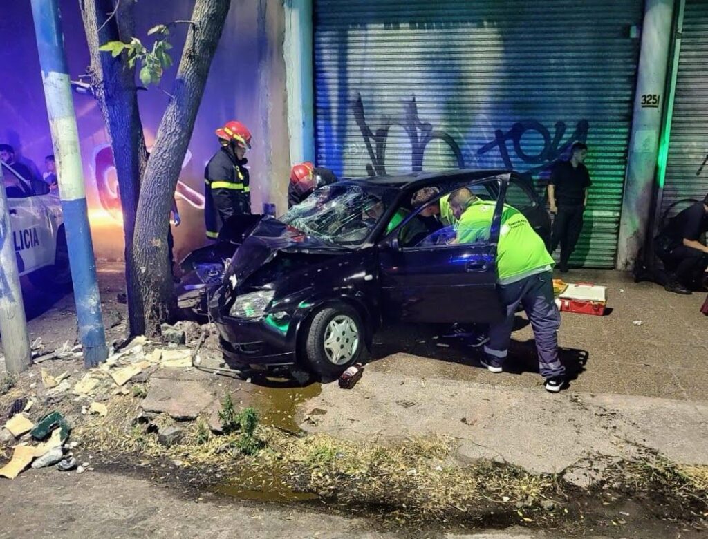 Conductor alcoholizado se estrelló contra un árbol y los bomberos rescataron a su mujer