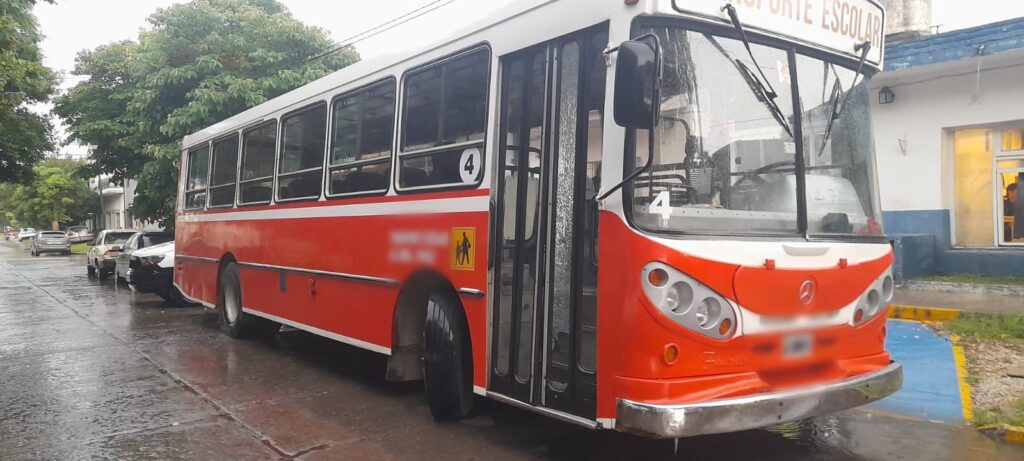 Un motociclista rompió un vidrio de un colectivo escolar y le tiró piedras