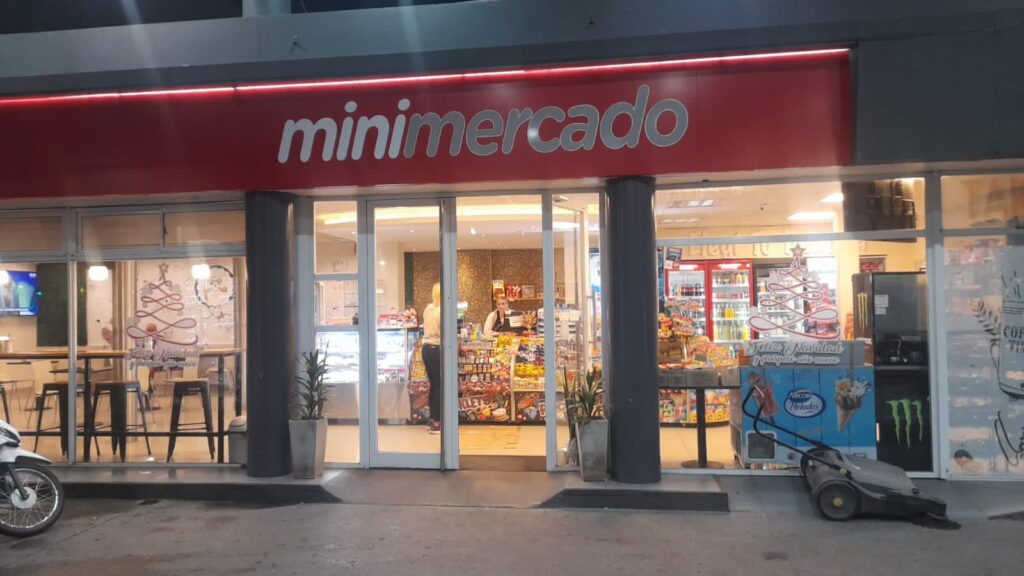 Entró al shop de una estación de servicio, amenazó de muerte a la cajera y rompió un monitor