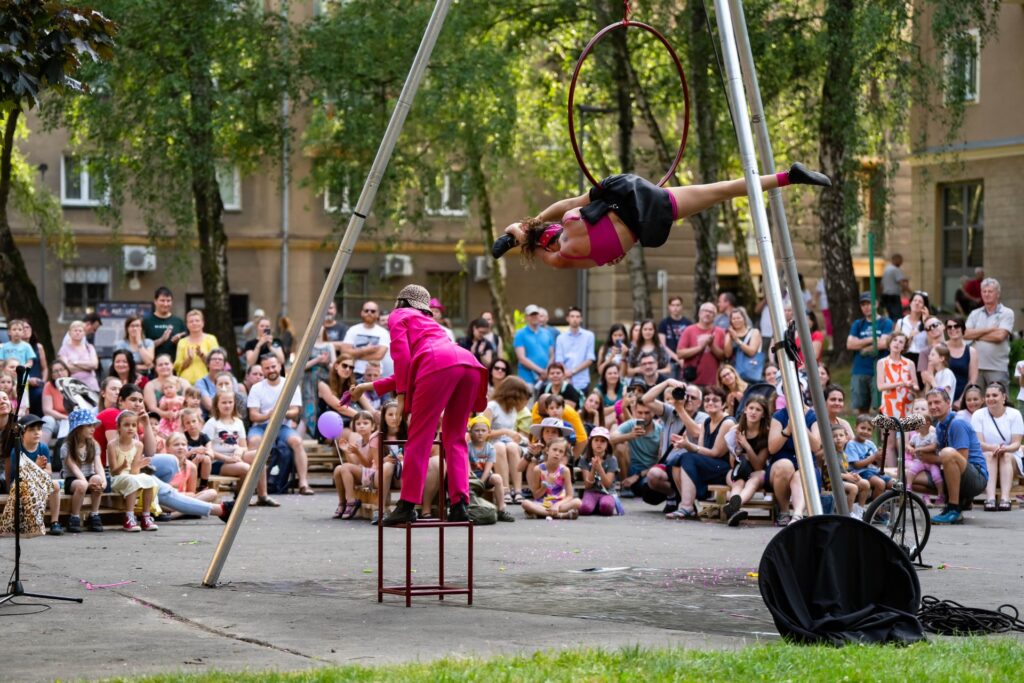 Hazmereir inicia su segunda semana de espectáculos en la Plaza del Agua