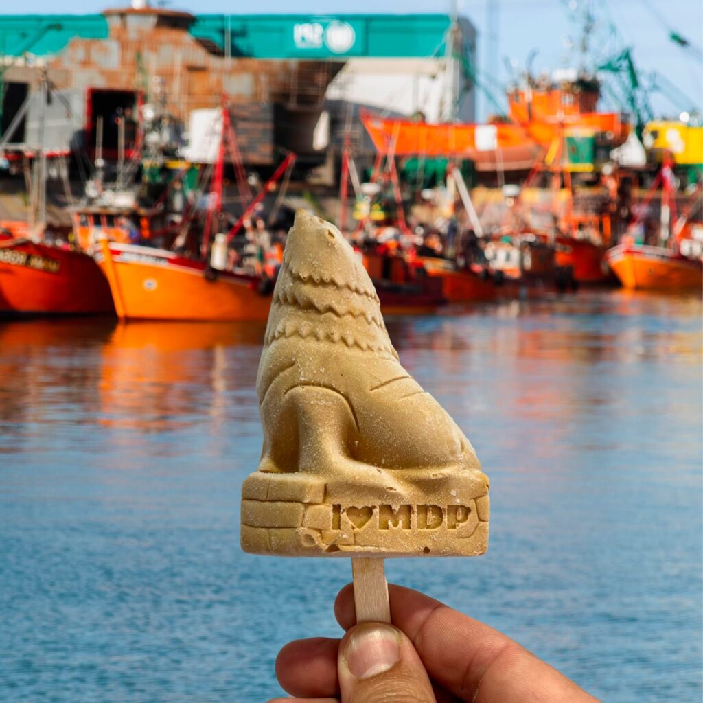 Heladería celebra los 150 años de Mar del Plata con el lanzamiento del «palito lobito»