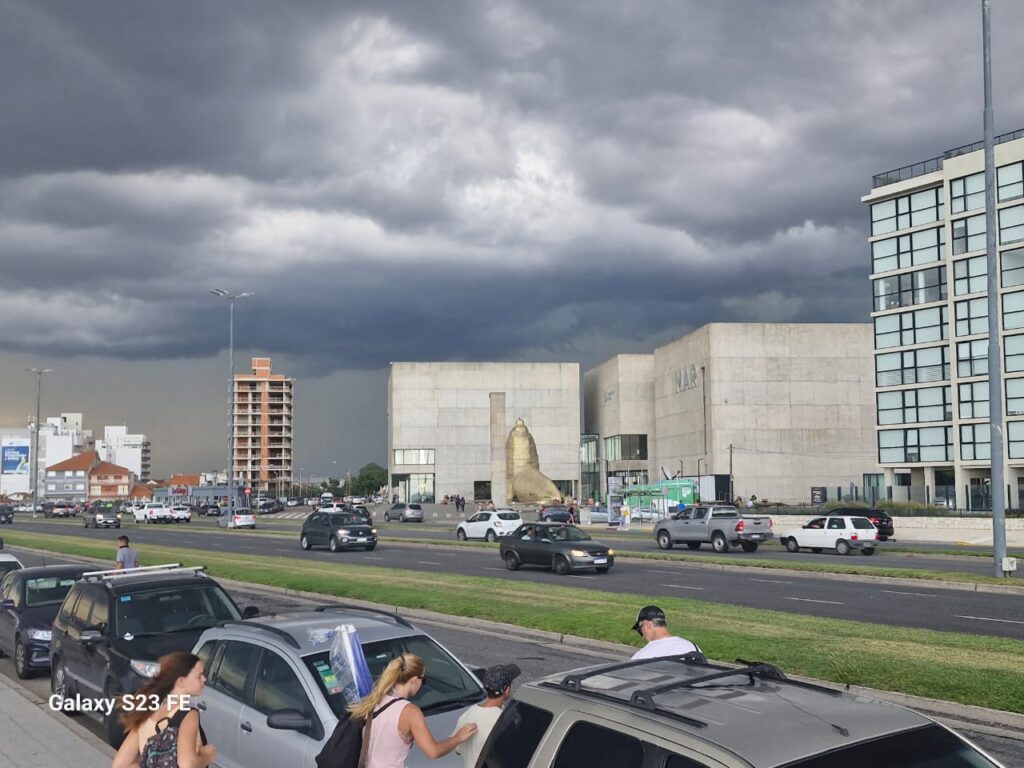 Un fuerte temporal de lluvia y granizo obligó a los turistas y marplatense a abandonar las playas