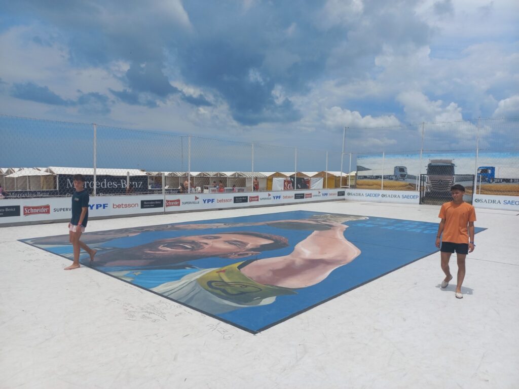 Homenaje a Lionel Messi en un mural gigante en Punta Mogotes