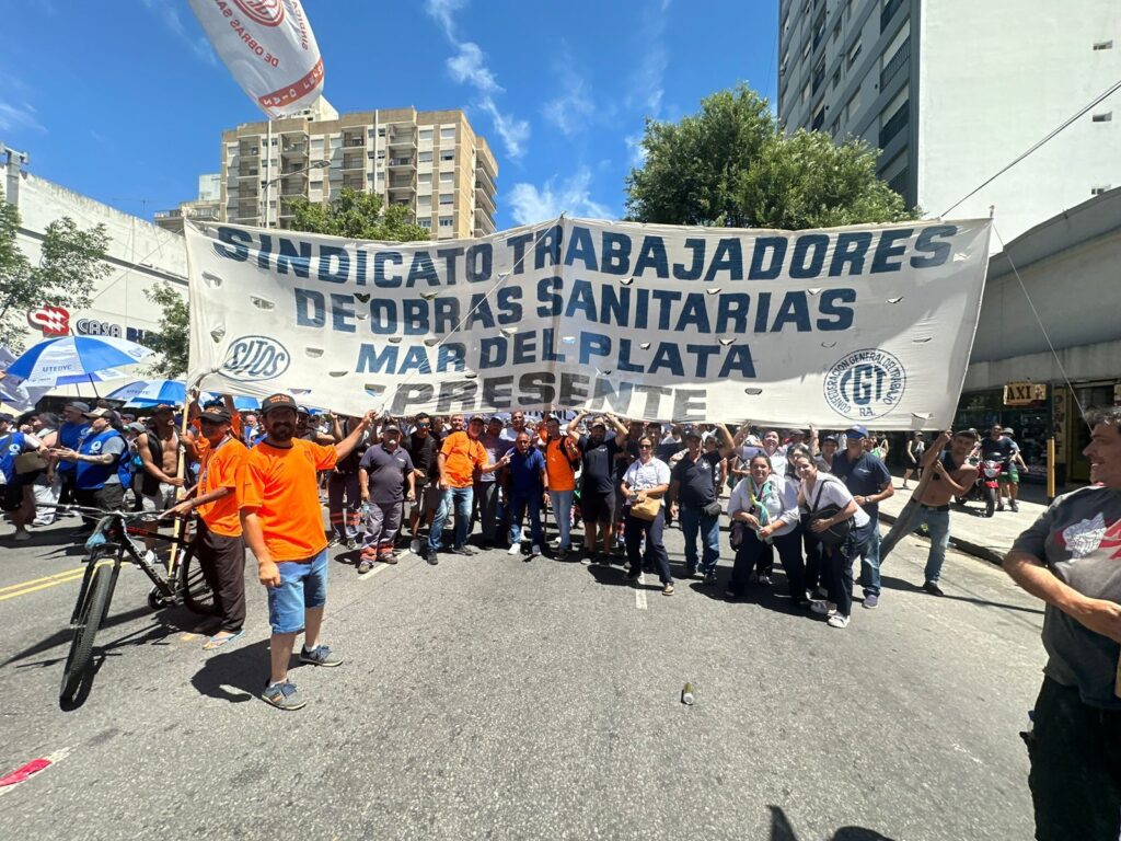 El sindicato de OSSE marchó y realizó un abrazo simbólico a la empresa