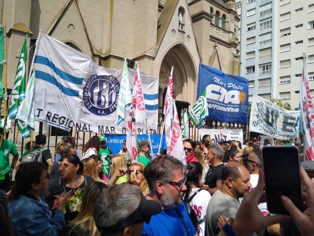 El paro es multitudinario en Mar del Plata: se colapsaron las calles céntricas