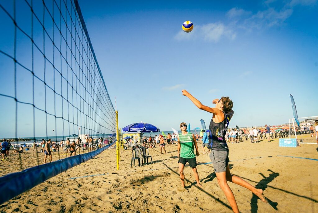 Siguen las actividades deportivas y recreativas para disfrutar en la Playa del EMDER