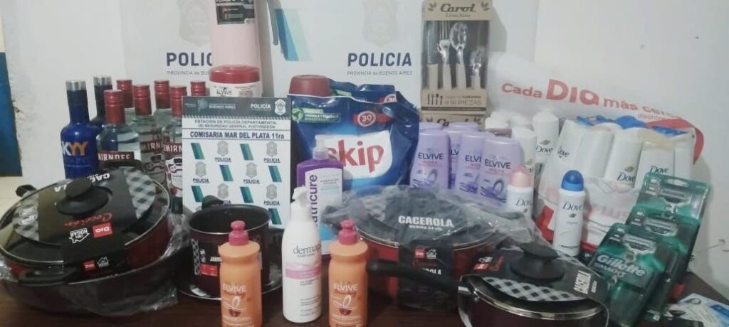 Dos mujeres fueron aprehendidas tras intentar pagar $510 mil en un supermercado con una tarjeta falsa