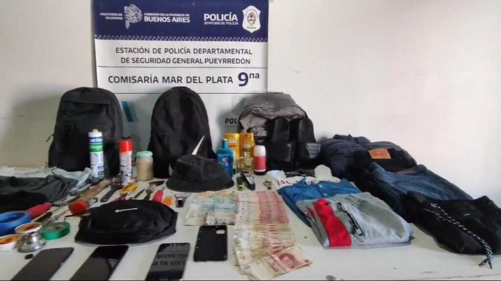 Rompieron un vidrio de una camioneta para robar lo que había en el interior: Aprehendidos