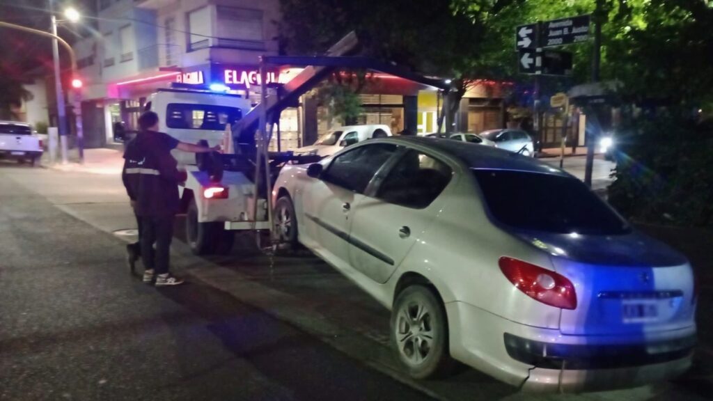 Tenía antecedentes, una licencia falsa y realizó maniobras imprudentes delante de la policía: aprehendido