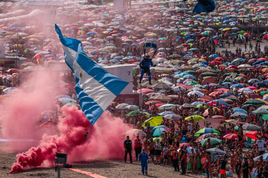 Aniversario de Mar del Plata: celebraciones con acrobacias aéreas y autos antiguos