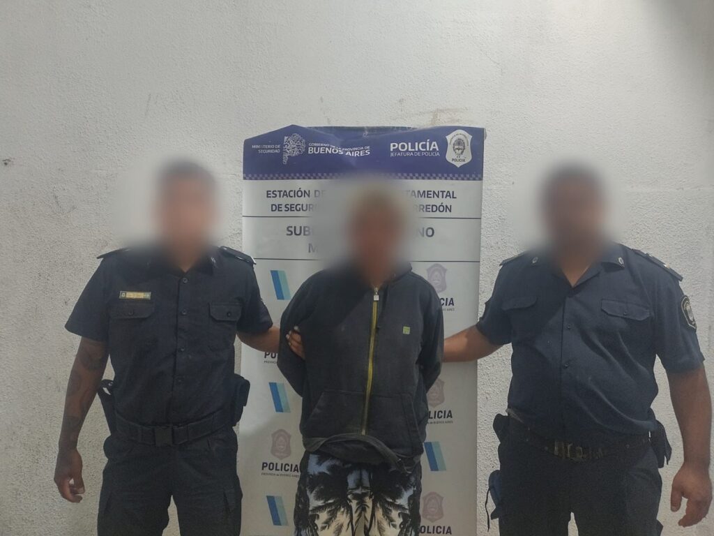 Un hombre abusó sexualmente de una mujer que caminaba por el centro con sus hijos: aprehendido