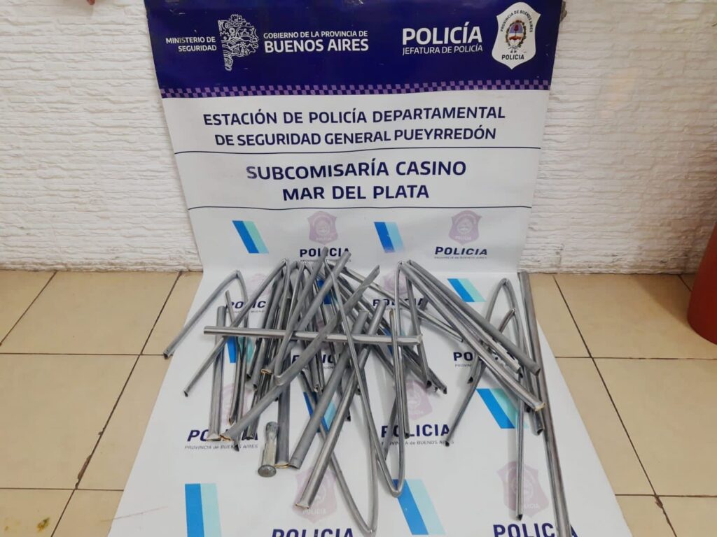 Intentaba robarse 25 caños de aluminio, fue aprehendido y horas más tarde recuperó su libertad