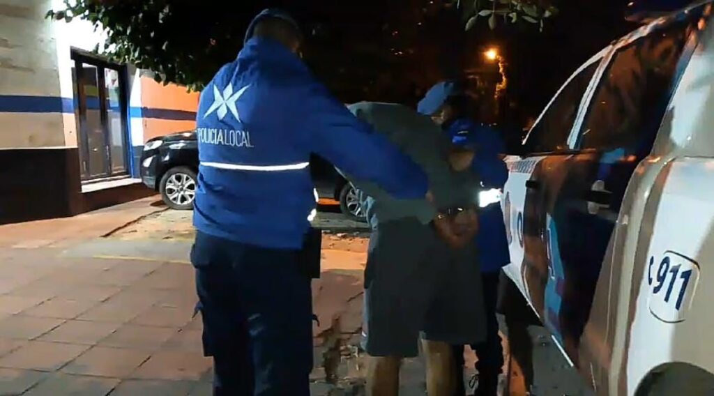 Le pegó a una mujer con un bate de madera y terminó en Batán
