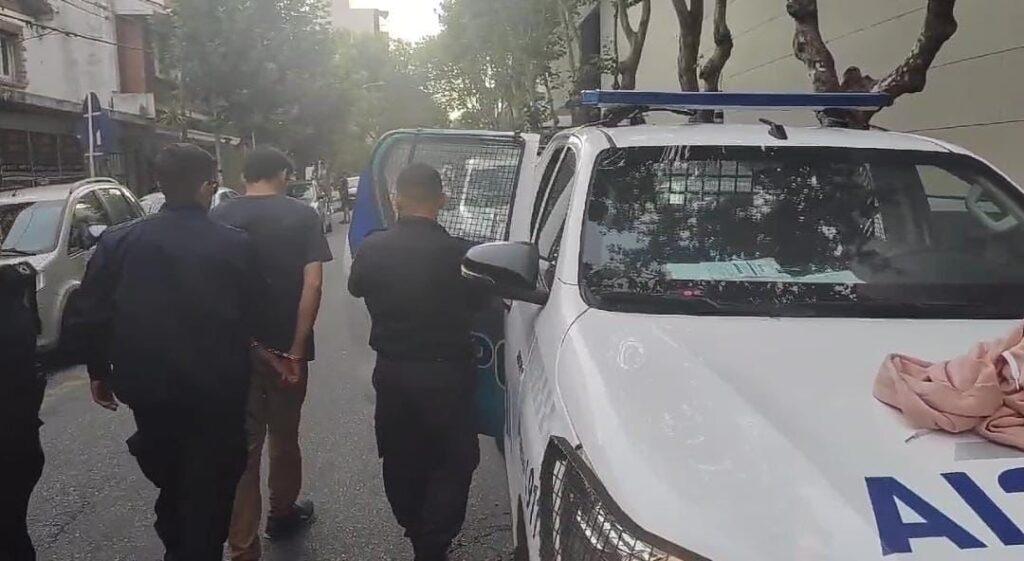 Dos cuidacoches fueron aprehendidos por agredir a un taxista