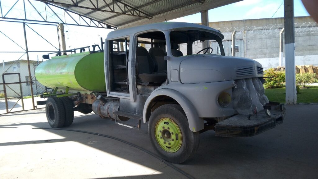 Repararon en la Alcaidía Penitenciaria un autobomba histórico del Cuartel de Bomberos de Batán