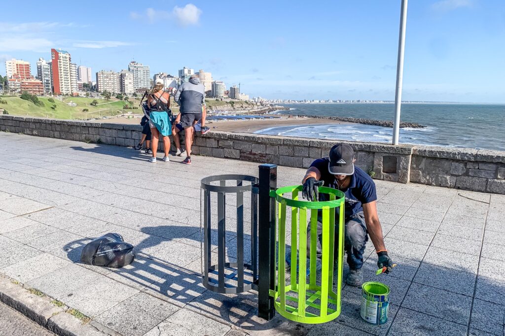 La Municipalidad continúa con la colocación de cestos de basura en distintos espacios públicos