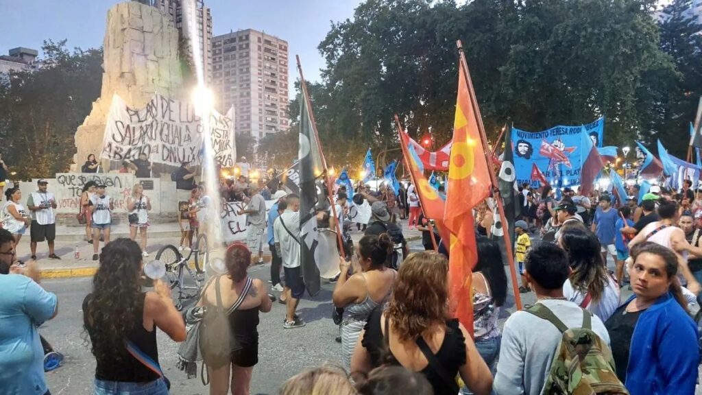 Mar del Plata tuvo un nuevo cacerolazo en rechazo a las políticas de Milei