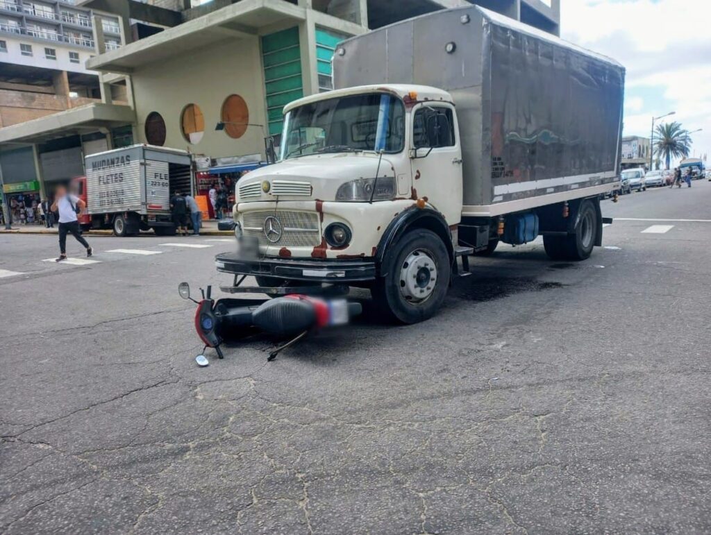 Una motociclista terminó en el HIGA tras ser embestida por un camión