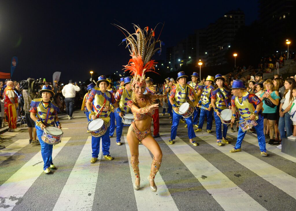 El Festival Flama y una jornada a puro Carnaval en las escalinatas de Playa Grande
