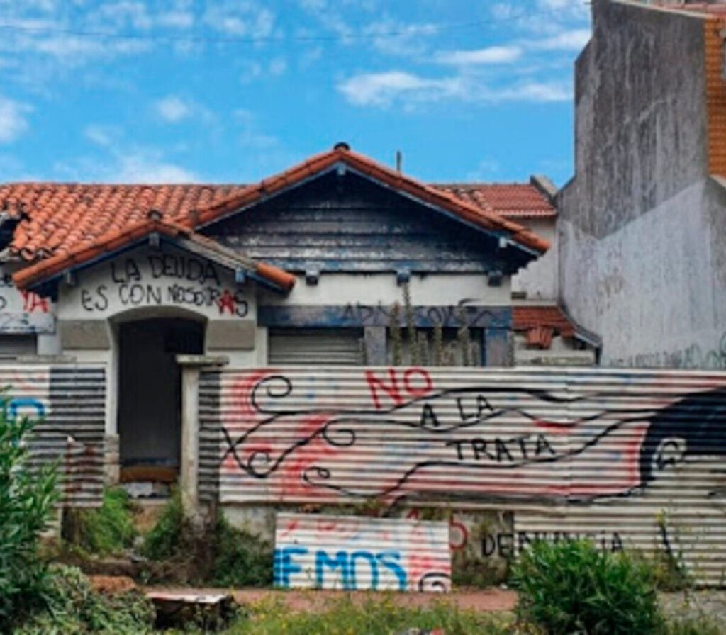 Pasan los años y nadie se hace cargo de la «Ex Casita Azul»