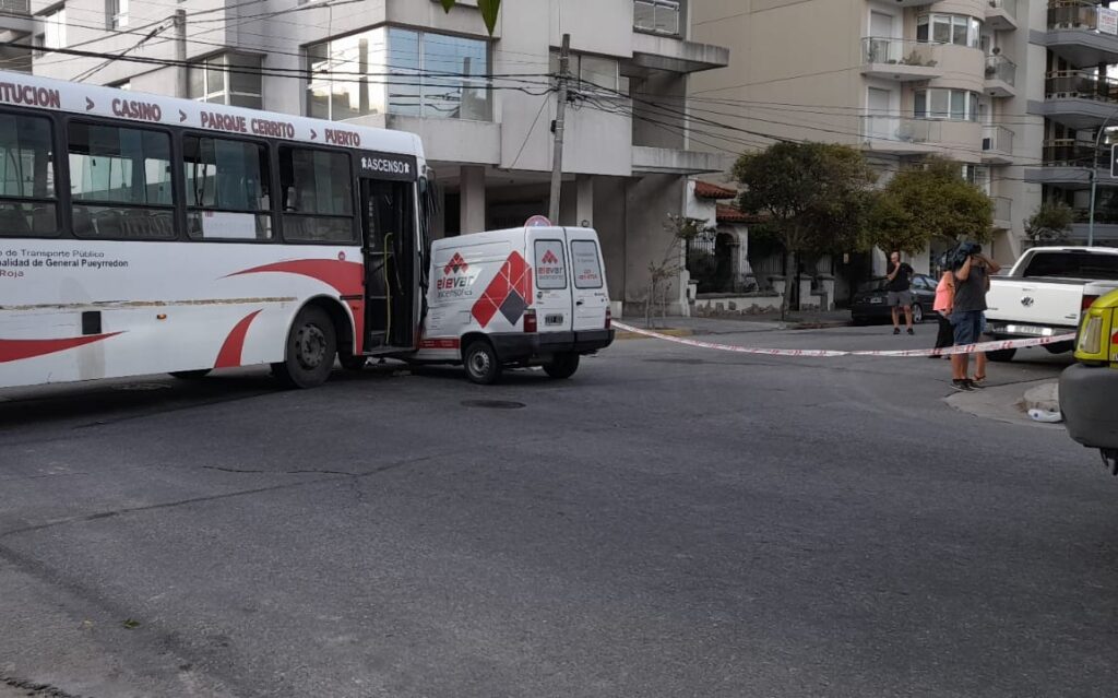 Bomberos rescataron a un conductor tras un impactante siniestro vial