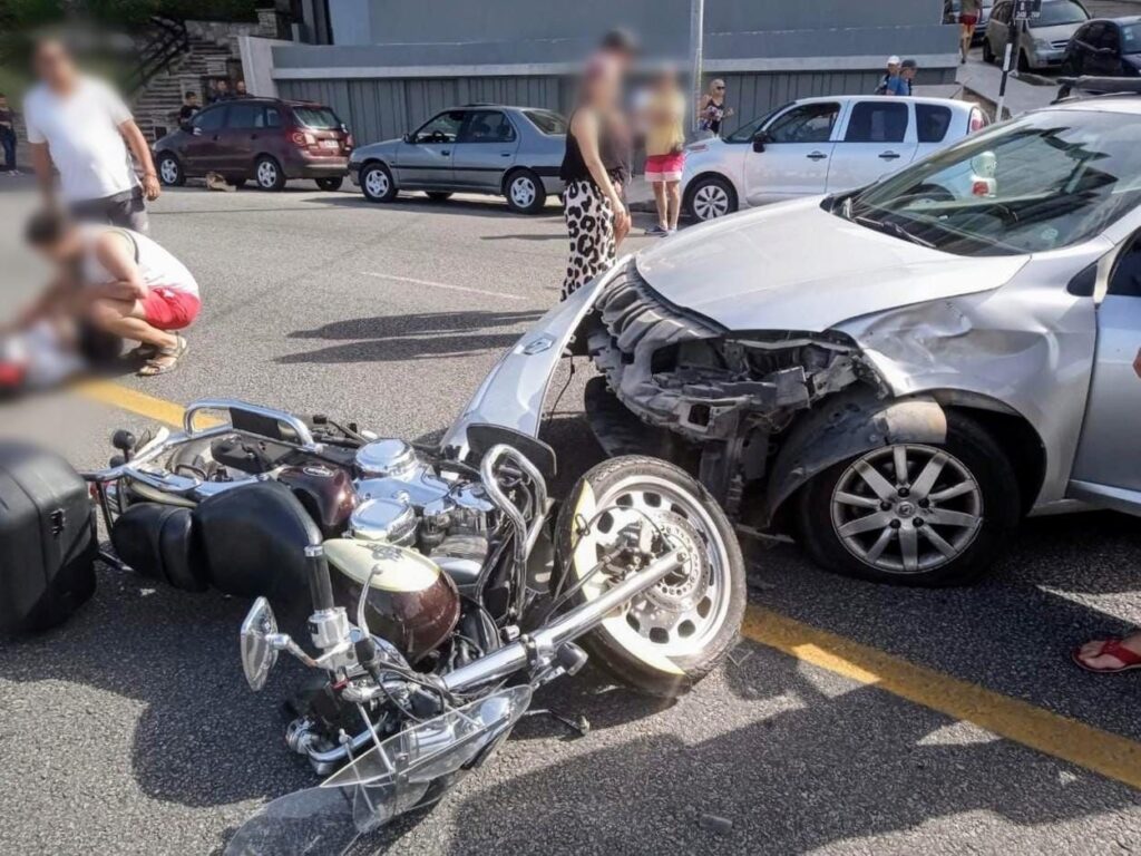 Dos motociclistas terminaron en el HIGA tras un siniestro en Playa Varese