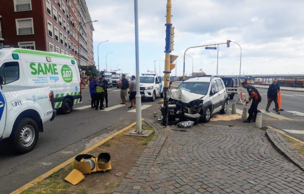 Joven de 19 años se durmió al volante y chocó contra el semáforo de Buenos Aires y San Martín