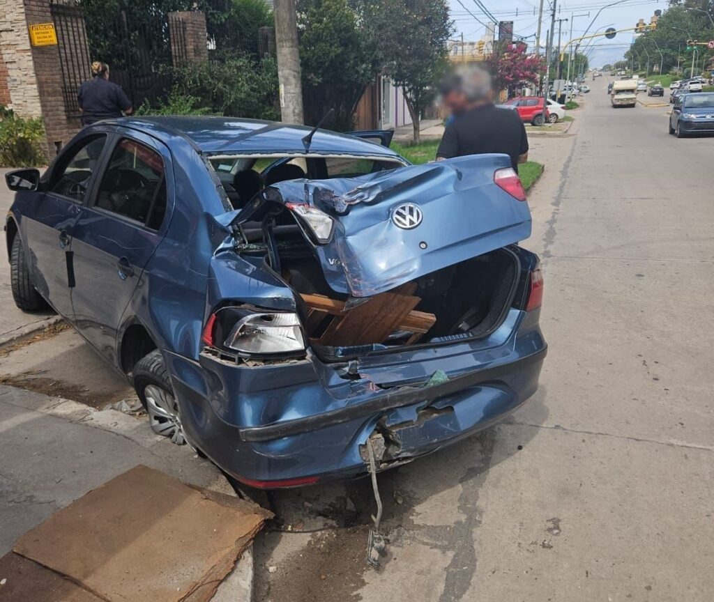 Impactante choque entre un colectivo y un automóvil dejó un herido en el HIGA