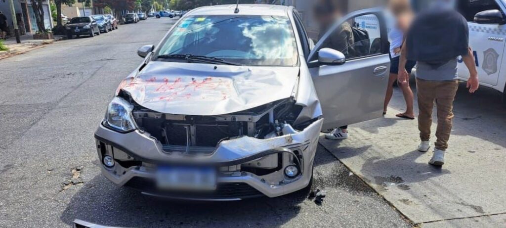Se descompensó al volante, chocó a un camión y terminó en el HIGA