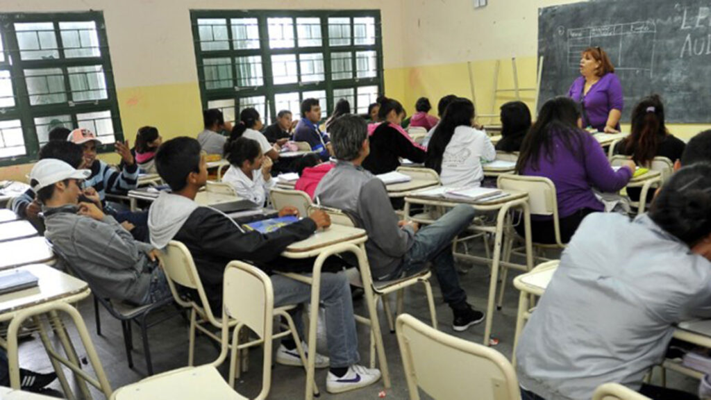 El Gobierno convoca a gremios docentes y ministros de Educación para acordar salario mínimo