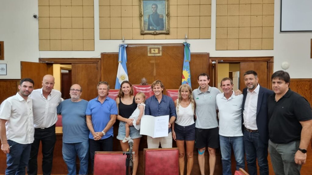 Entregaron distinción al jugador de hockey sobre césped, Agustín Núñez