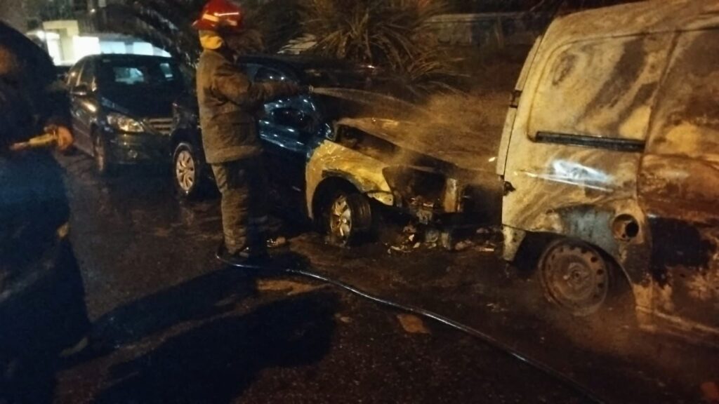 Se incendiaron dos autos en Cabo Corrientes: daños totales sin lesionados
