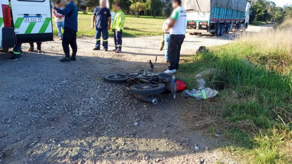 Una mujer murió tras un choque entre una moto y un camión