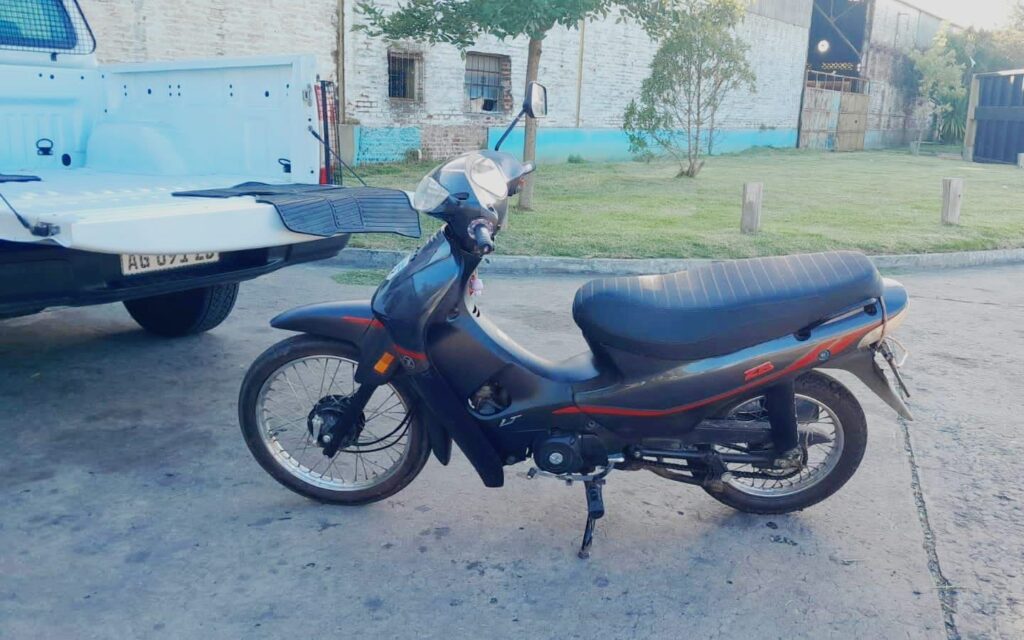 Atropelló a una mujer con su moto e intentó escapar: circulaba sin papeles