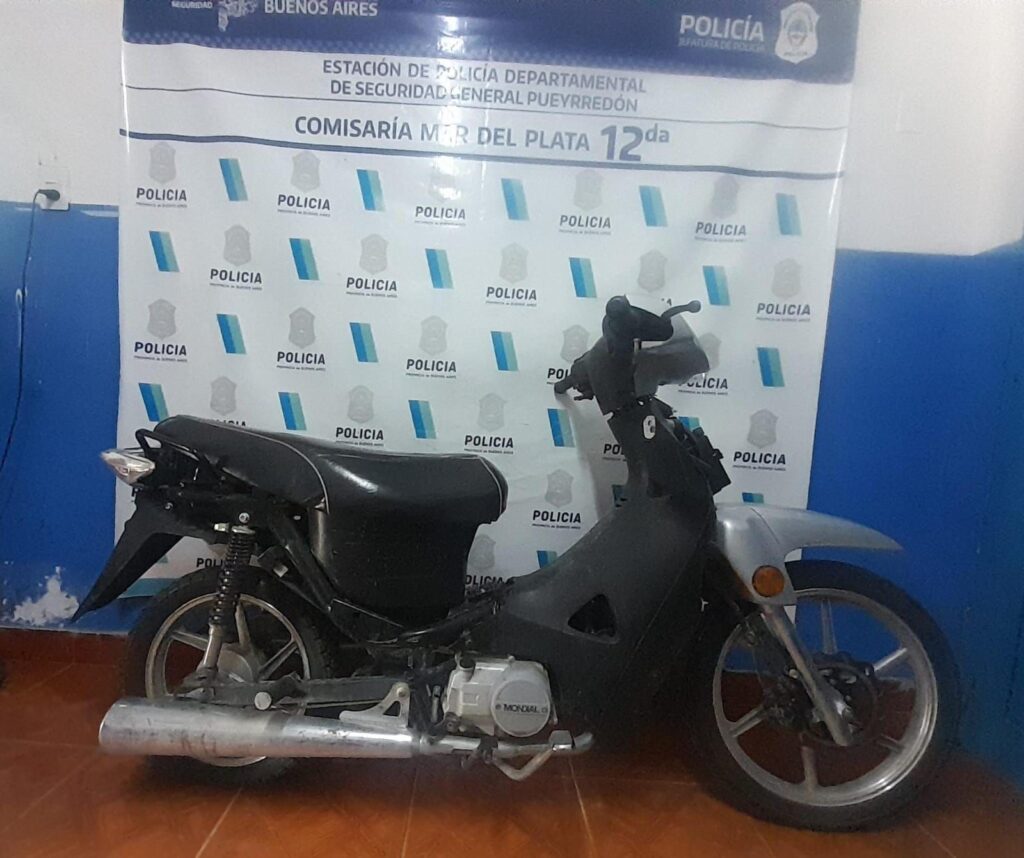 Caminaba por la calle con una moto robada y sin patente: terminó en Batán