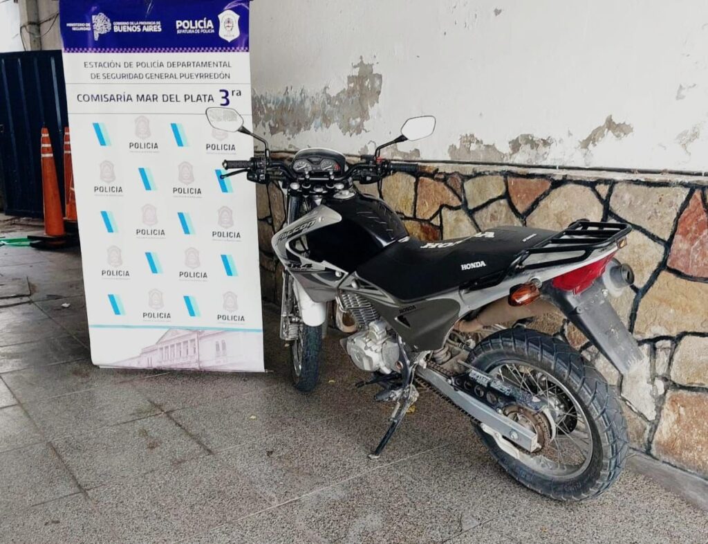 Circulaba con una moto adulterada y sin papeles, intentó escapar de la policía pero terminó aprehendido