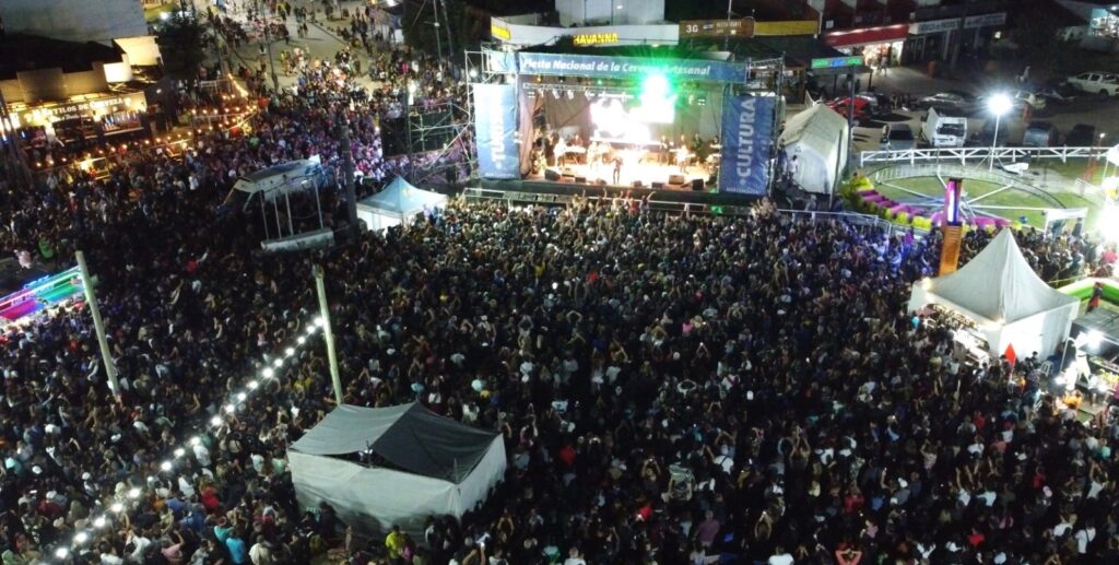 Miles de personas bailaron y cantaron en los 75 años de Santa Clara del Mar
