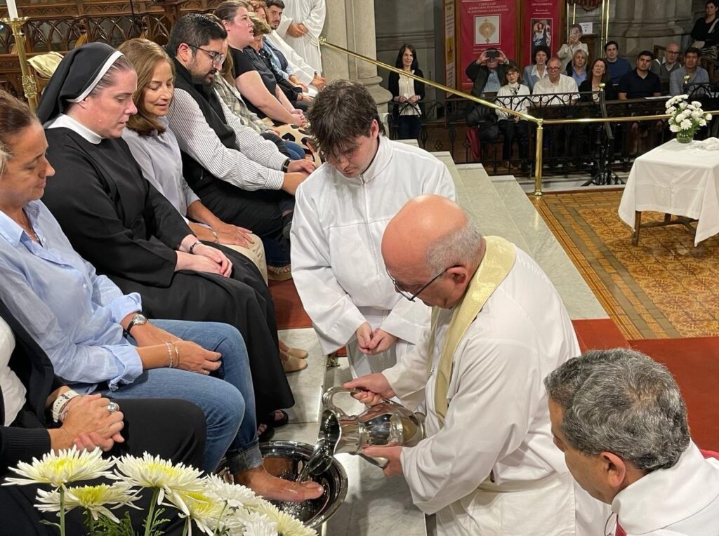 Monseñor Giobando realizó el gesto del lavatorio de pies