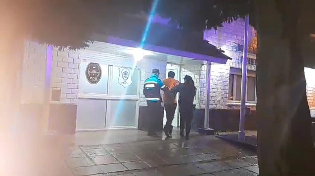 Ingresó a la casa de su madre, la retuvo, le robó dinero y terminó aprehendido