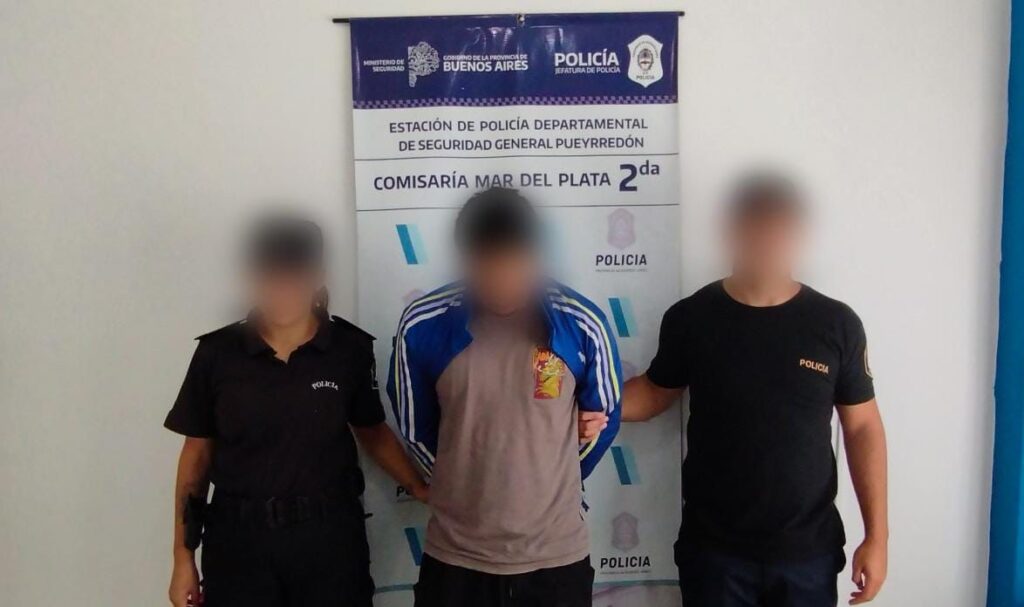 Se masturbó delante de otra pasajera en un colectivo y lo redujeron hasta que llegó la policía