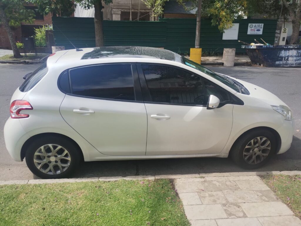 Un cuidadoches y su pareja fueron aprehendidos por dañar el auto de una mujer que no quiso pagar