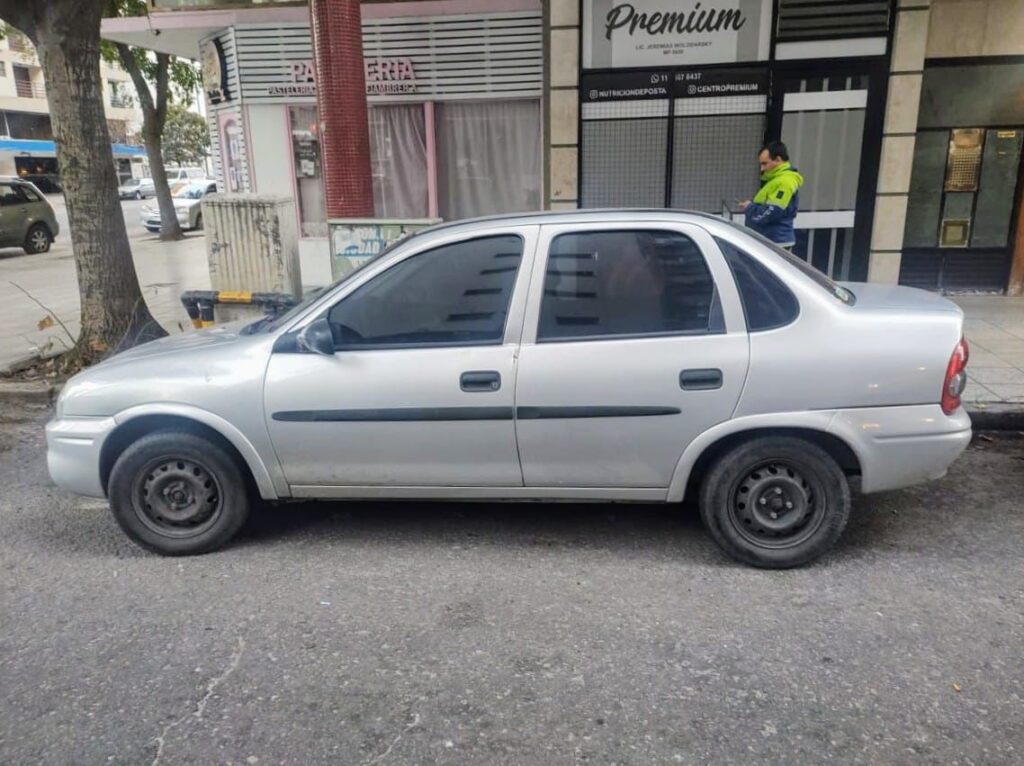 Abrió un auto estacionado y terminó aprehendido