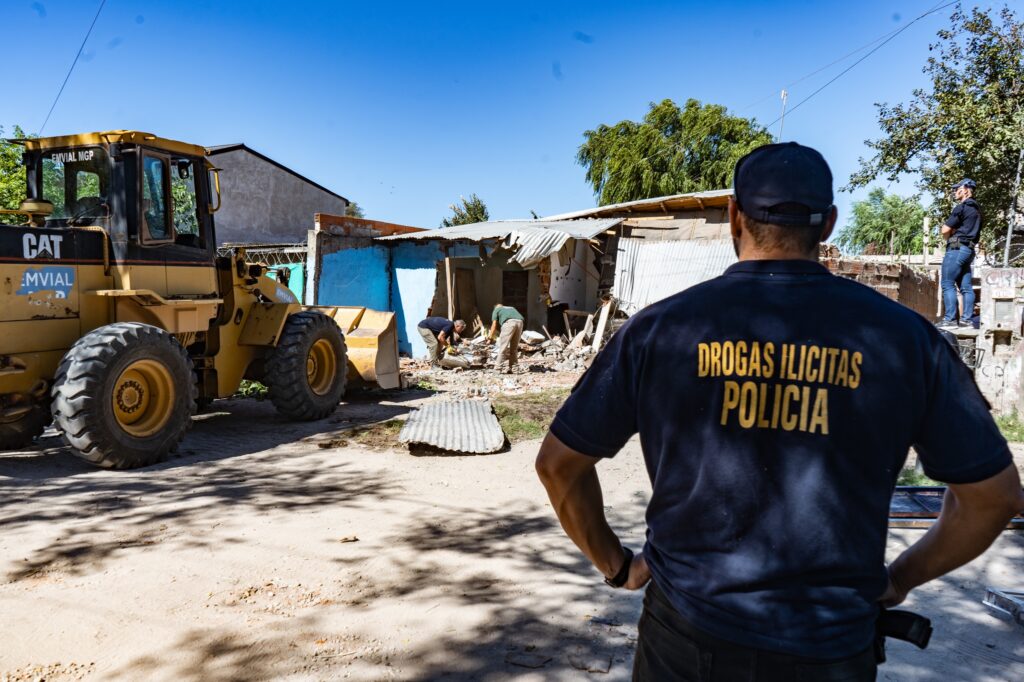 El Municipio derrumbó dos puntos de venta de drogas en barrio Belgrano