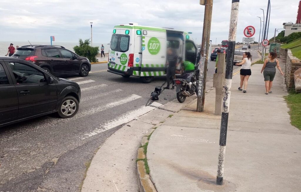 Dos motociclistas hospitalizados tras un siniestro vial en la costa