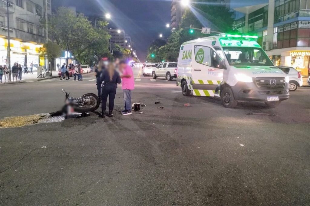 Brutal: giró a la izquierda en el cruce de Luro e Independencia y se llevó puesta una moto