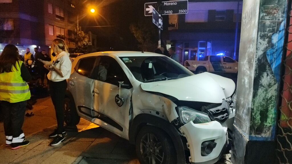 Un inspector de tránsito en moto fue hospitalizado tras ser embestido por un auto