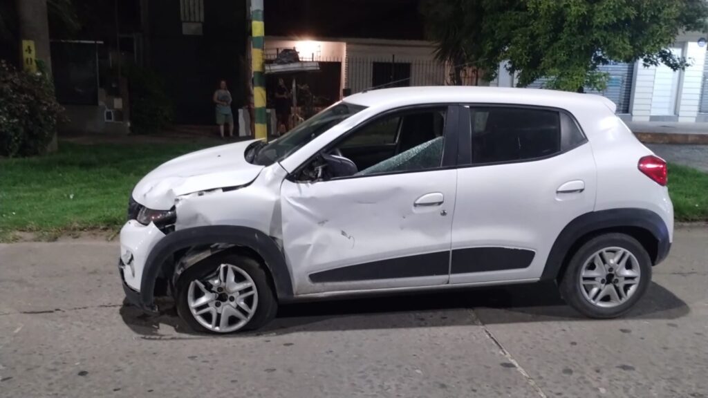 Se incendió una moto tras un choque y el conductor terminó en el HIGA