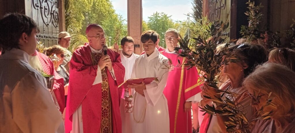 Domingo de Ramos: Mons. Giobando pidió que “los ramitos que llevamos sean signo de paz”