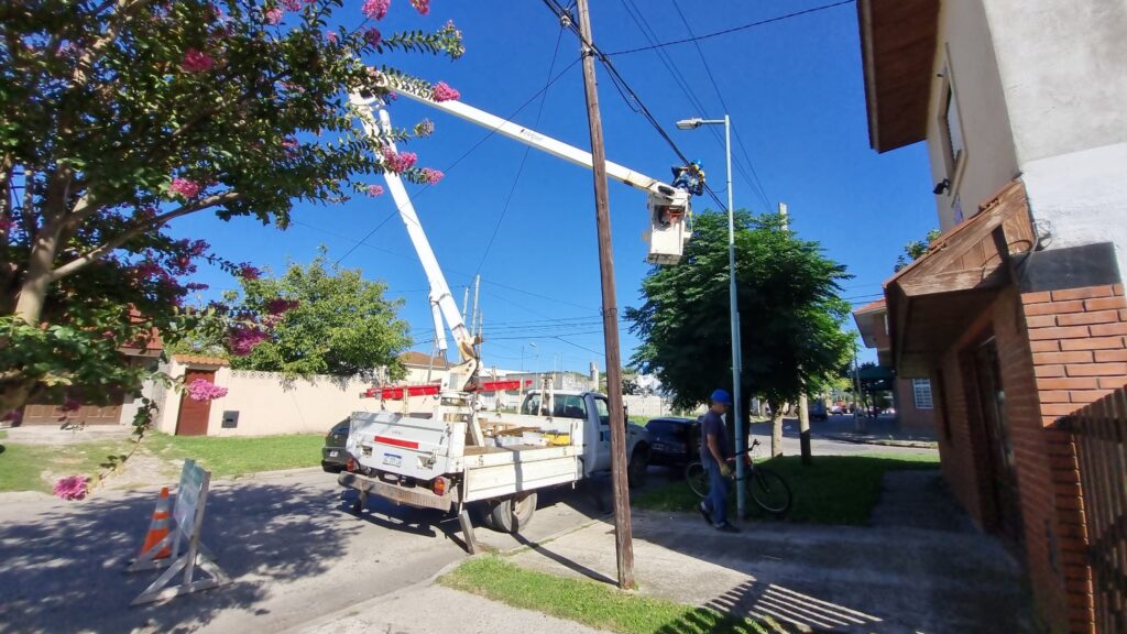 El Municipio avanza con la renovación a LED del alumbrado público en distintos barrios de la región