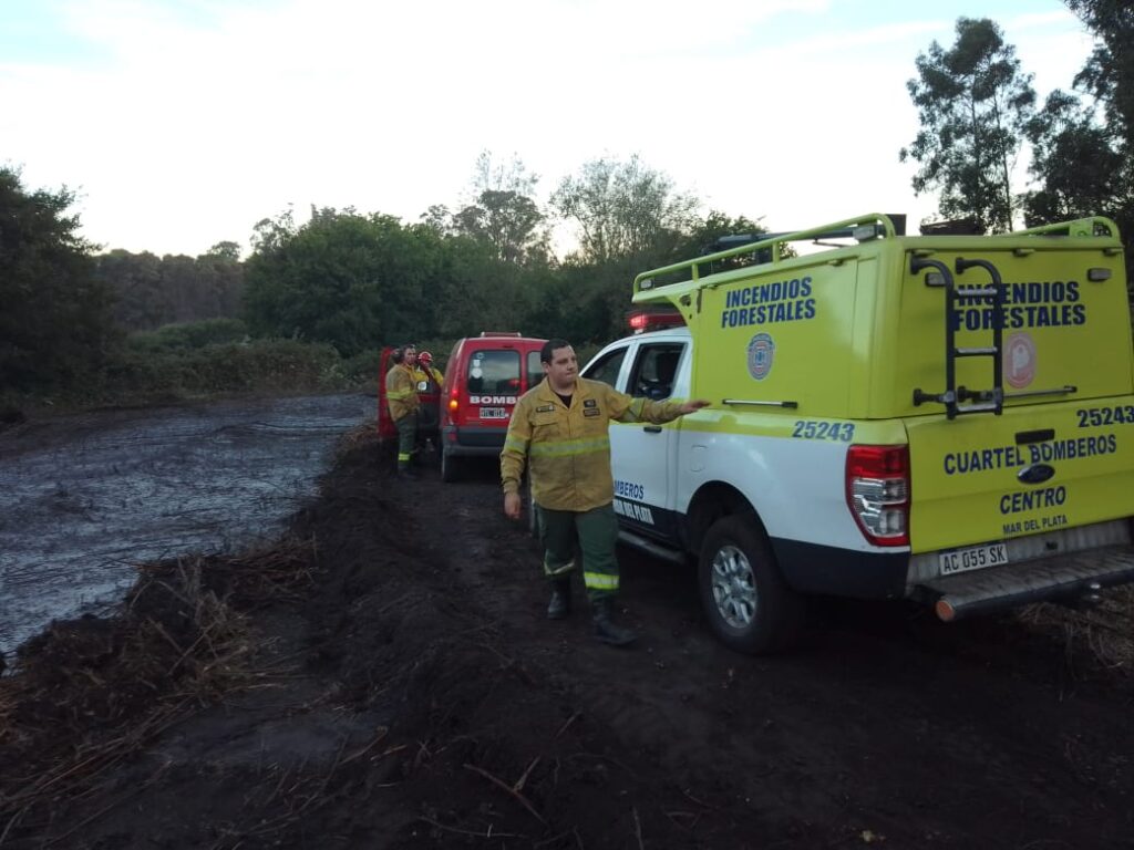 Lograron contener el incendio en Laguna de los Padres: el fuego consumió 16 hectáreas